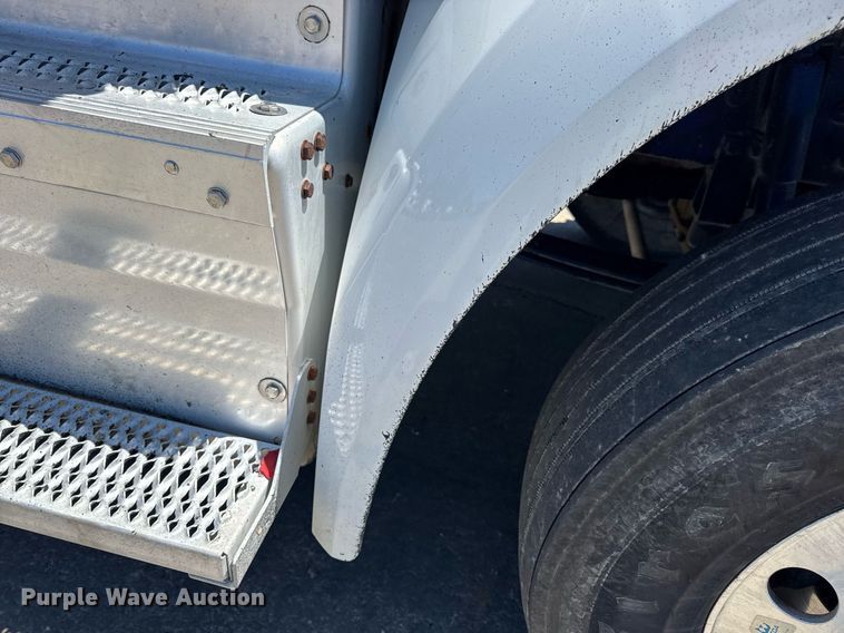 image for item DV4060 2016 Peterbilt 567 semi truck