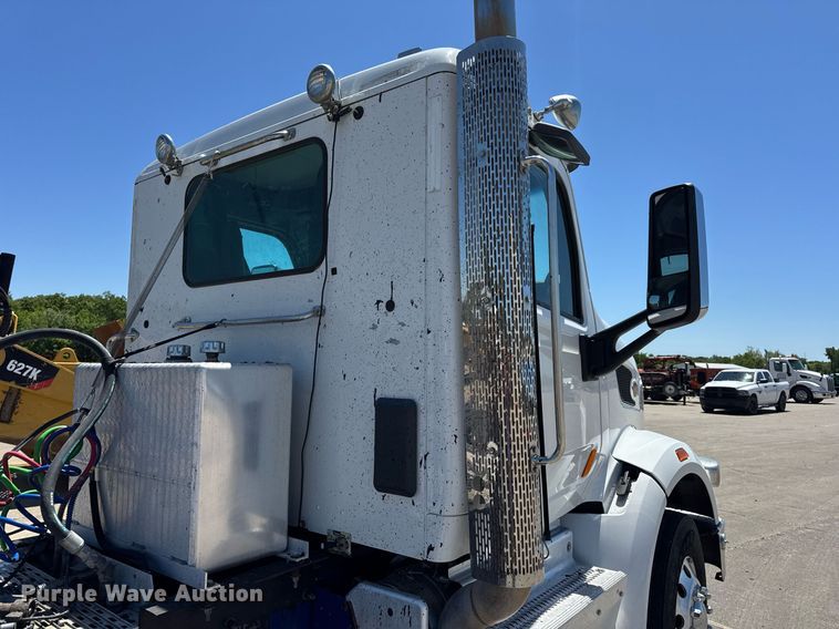 image for item DV4060 2016 Peterbilt 567 semi truck