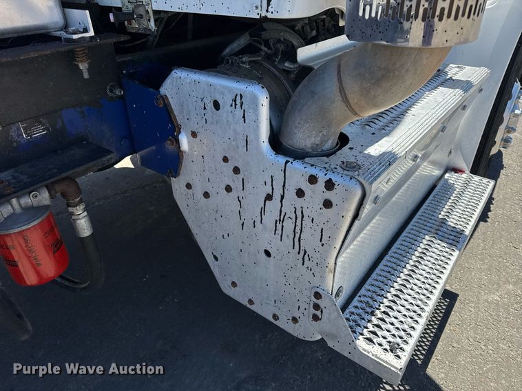 image for item DV4060 2016 Peterbilt 567 semi truck