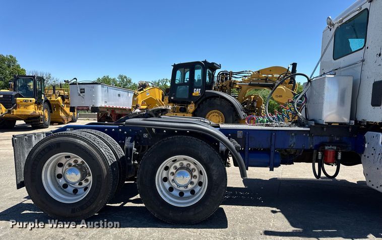 image for item DV4060 2016 Peterbilt 567 semi truck