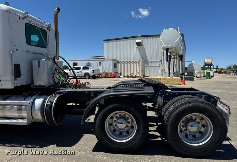 image for item DV4060 2016 Peterbilt 567 semi truck