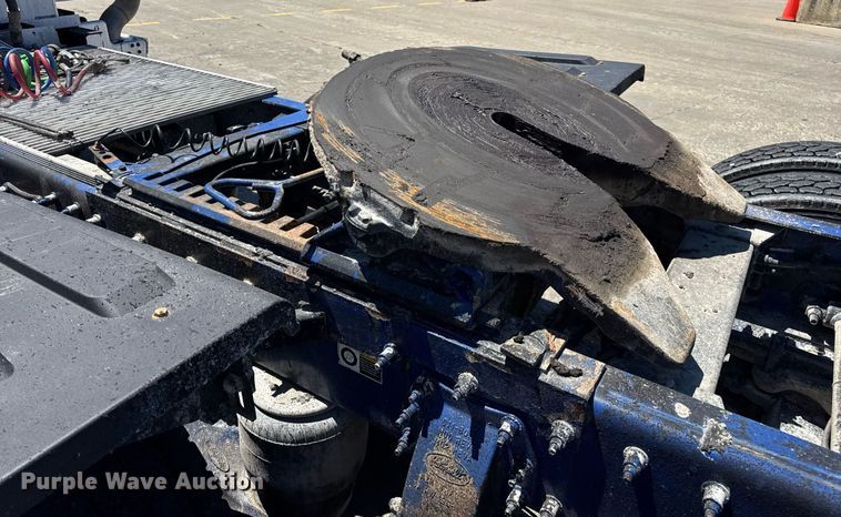 image for item DV4060 2016 Peterbilt 567 semi truck