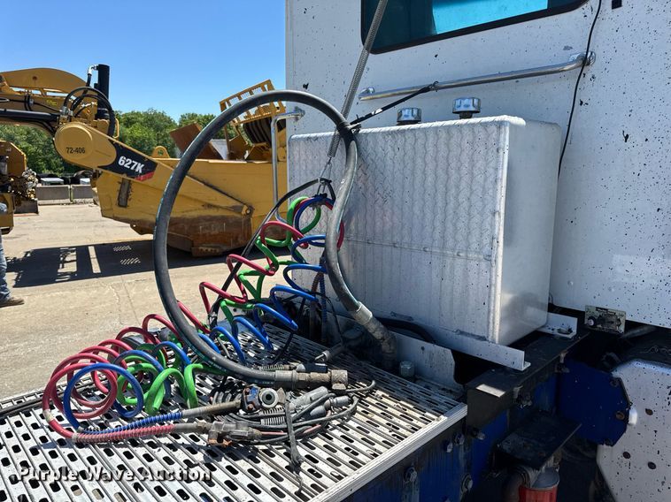 image for item DV4060 2016 Peterbilt 567 semi truck