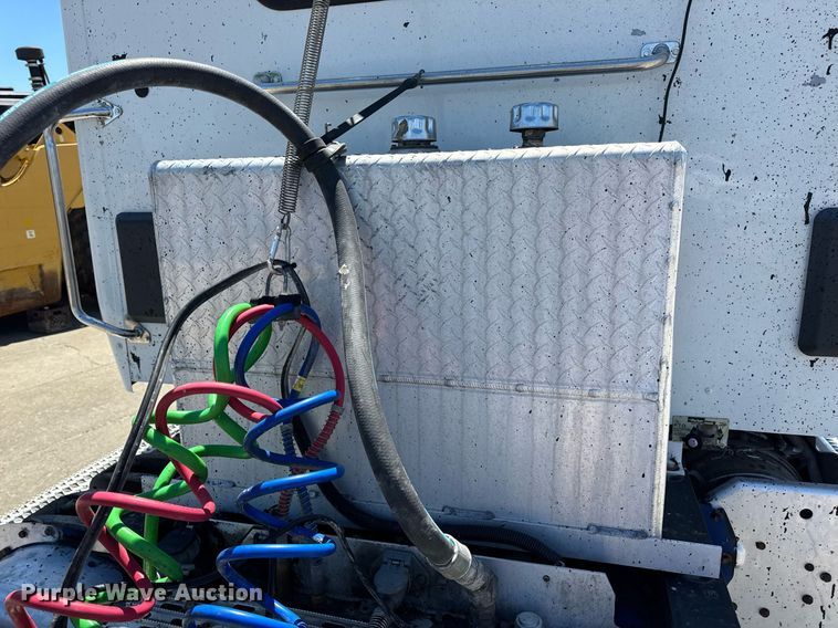 image for item DV4060 2016 Peterbilt 567 semi truck