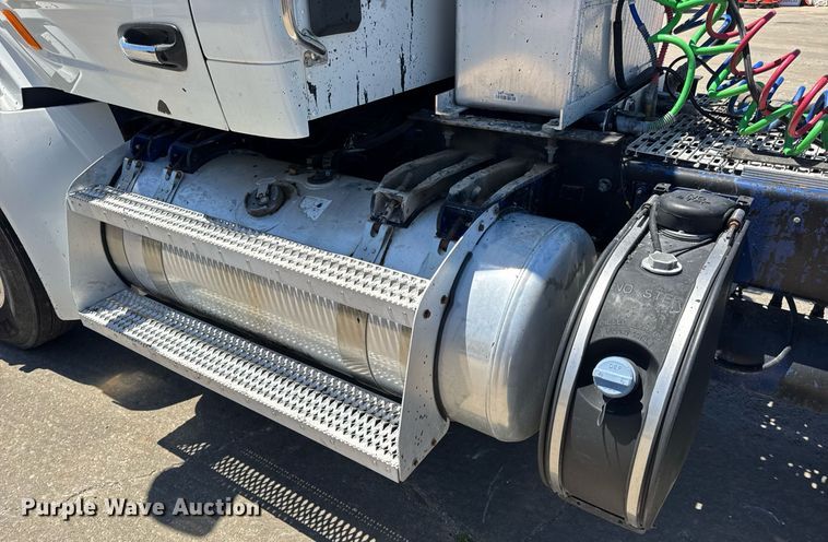 image for item DV4060 2016 Peterbilt 567 semi truck