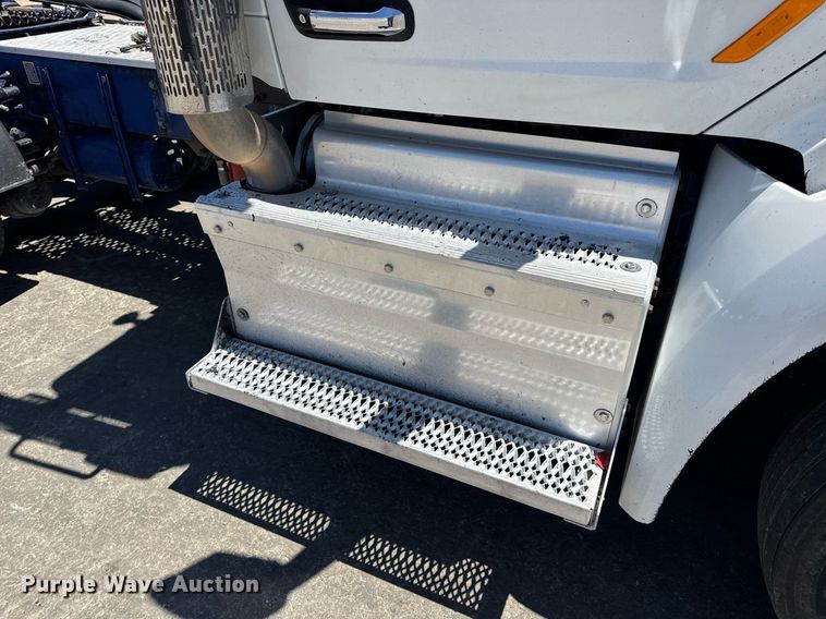 image for item DV4060 2016 Peterbilt 567 semi truck