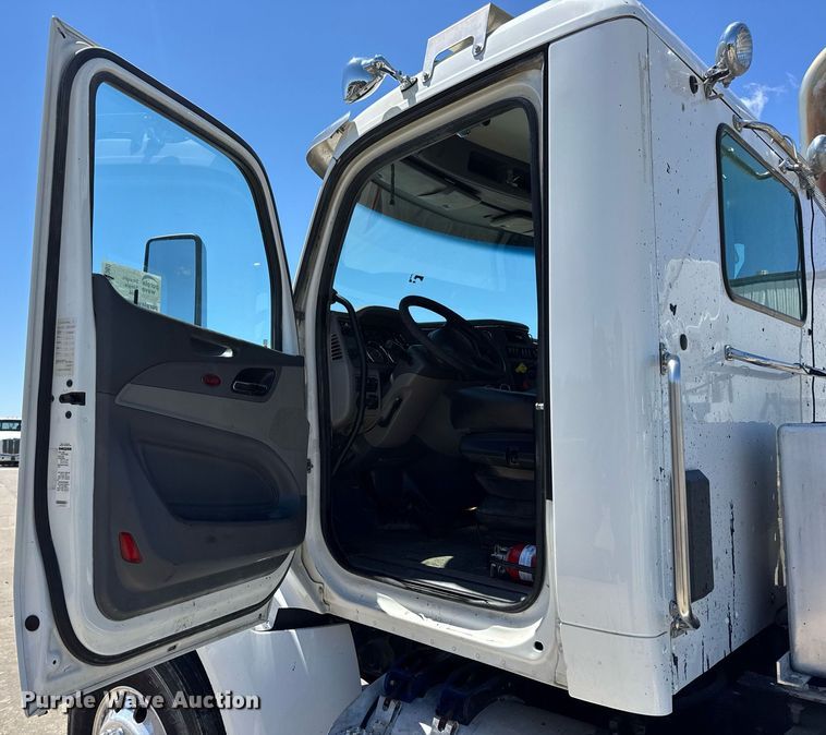 image for item DV4060 2016 Peterbilt 567 semi truck