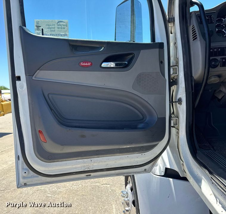 image for item DV4060 2016 Peterbilt 567 semi truck