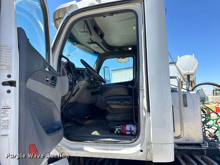 image for item DV4060 2016 Peterbilt 567 semi truck