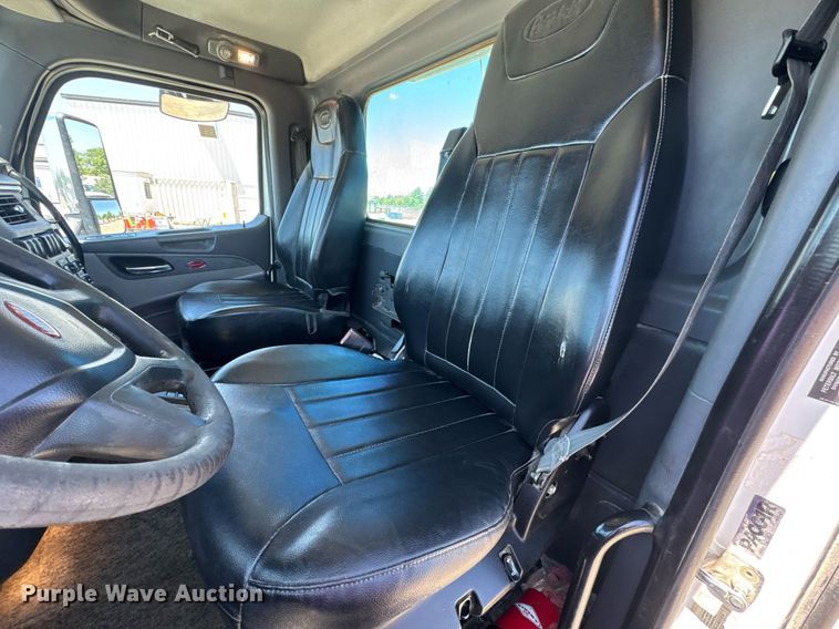 image for item DV4060 2016 Peterbilt 567 semi truck