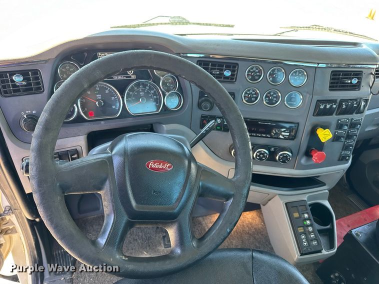 image for item DV4060 2016 Peterbilt 567 semi truck