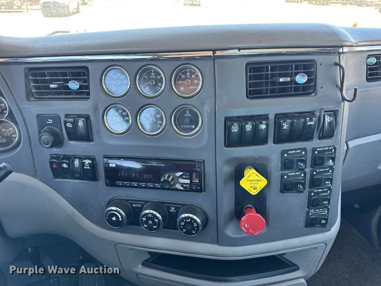 image for item DV4060 2016 Peterbilt 567 semi truck