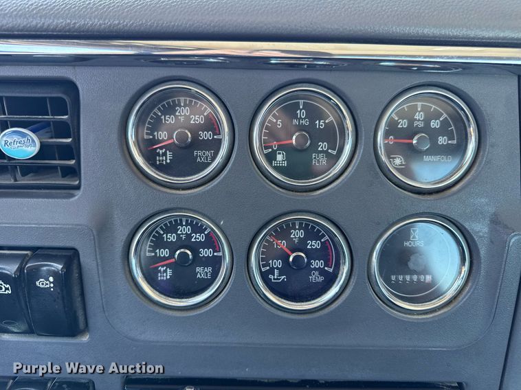 image for item DV4060 2016 Peterbilt 567 semi truck