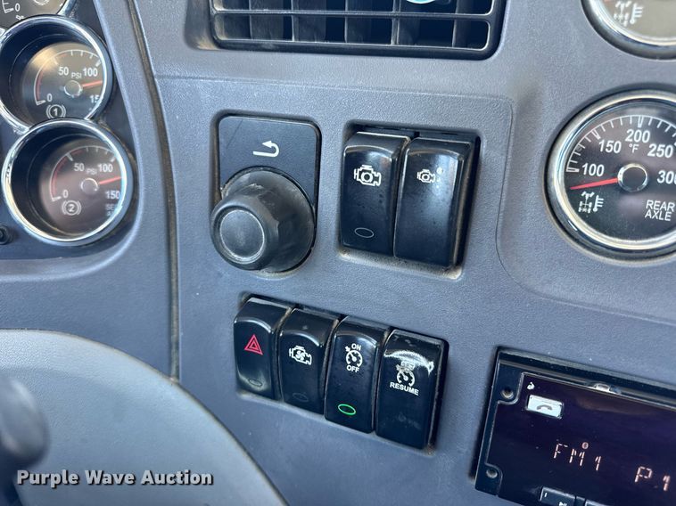 image for item DV4060 2016 Peterbilt 567 semi truck