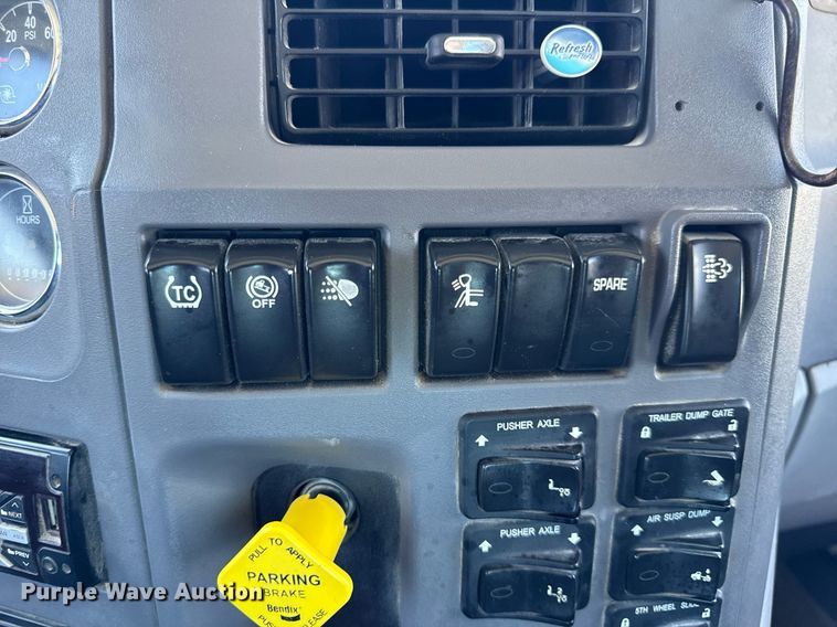 image for item DV4060 2016 Peterbilt 567 semi truck