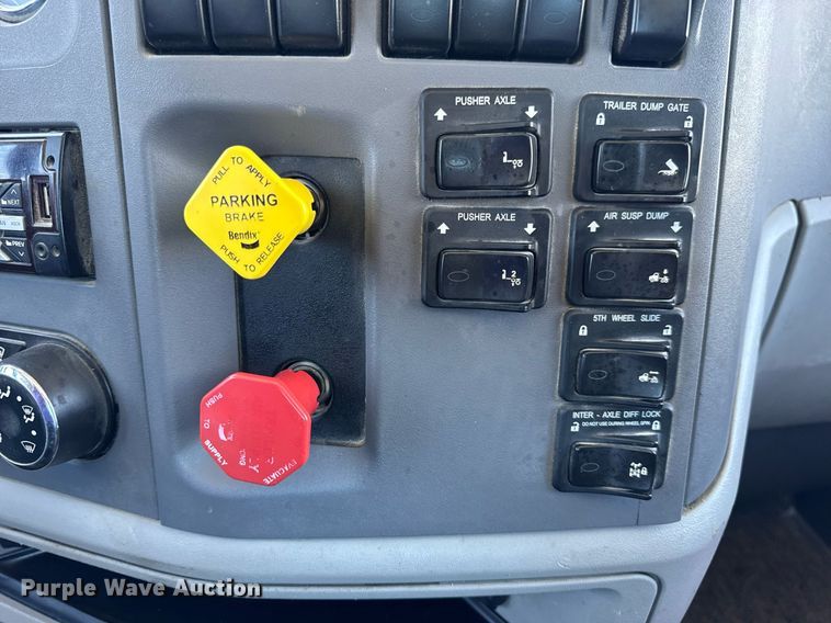 image for item DV4060 2016 Peterbilt 567 semi truck