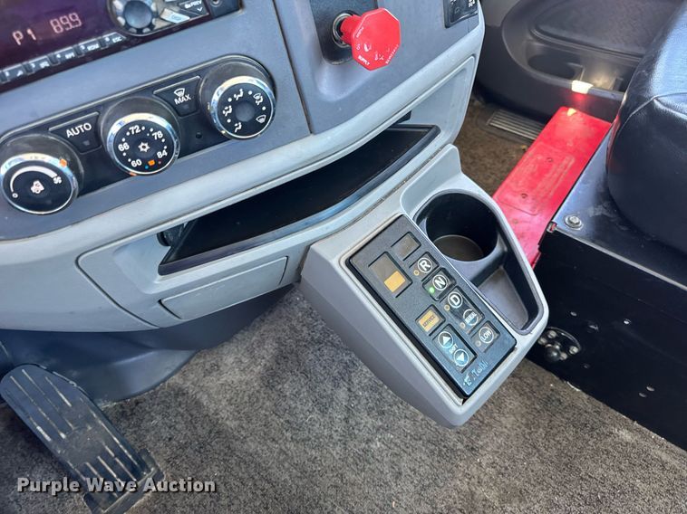 image for item DV4060 2016 Peterbilt 567 semi truck