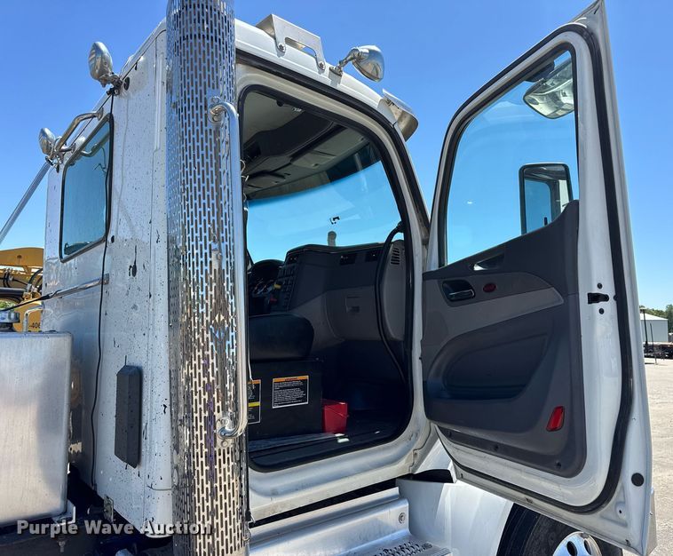 image for item DV4060 2016 Peterbilt 567 semi truck