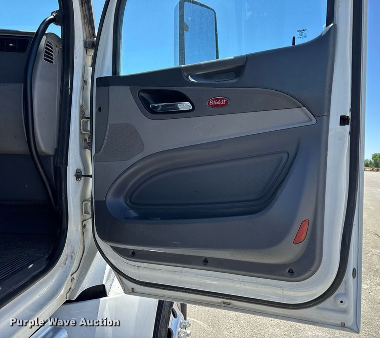 image for item DV4060 2016 Peterbilt 567 semi truck