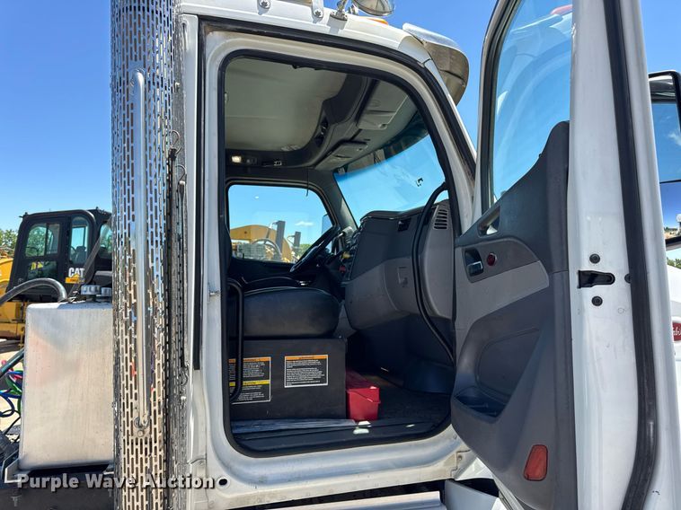 image for item DV4060 2016 Peterbilt 567 semi truck