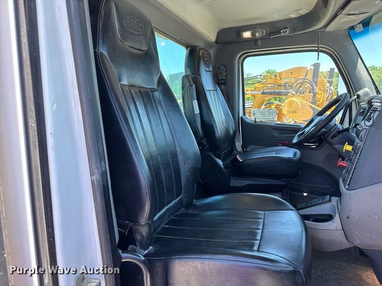 image for item DV4060 2016 Peterbilt 567 semi truck