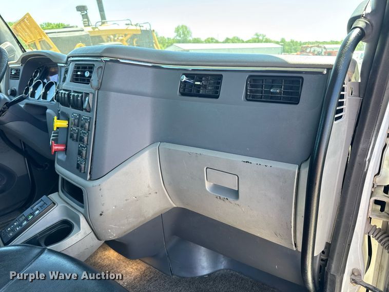 image for item DV4060 2016 Peterbilt 567 semi truck