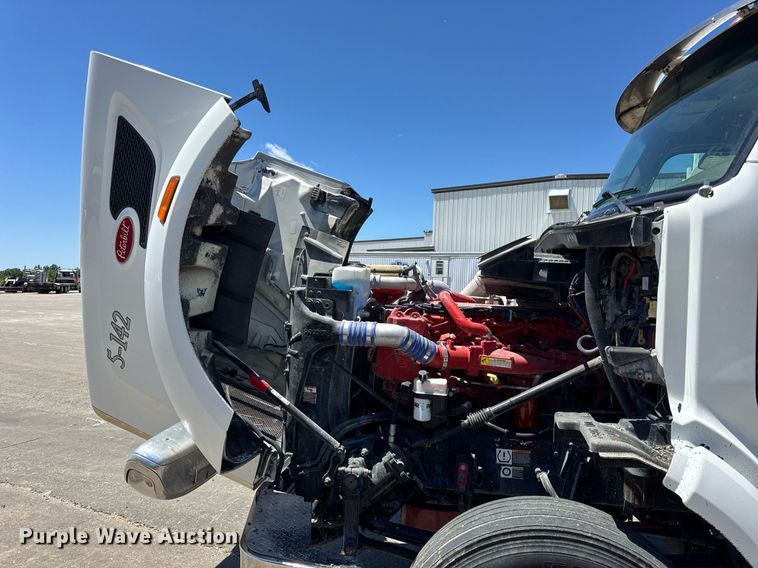 image for item DV4060 2016 Peterbilt 567 semi truck