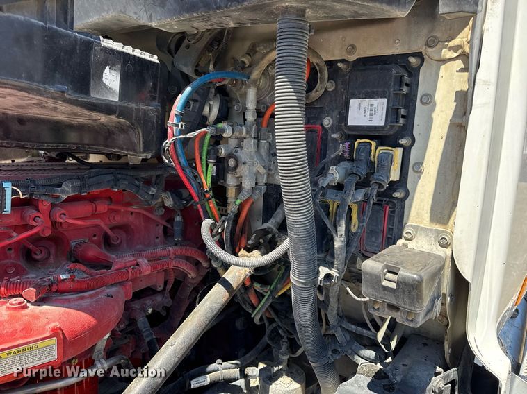 image for item DV4060 2016 Peterbilt 567 semi truck