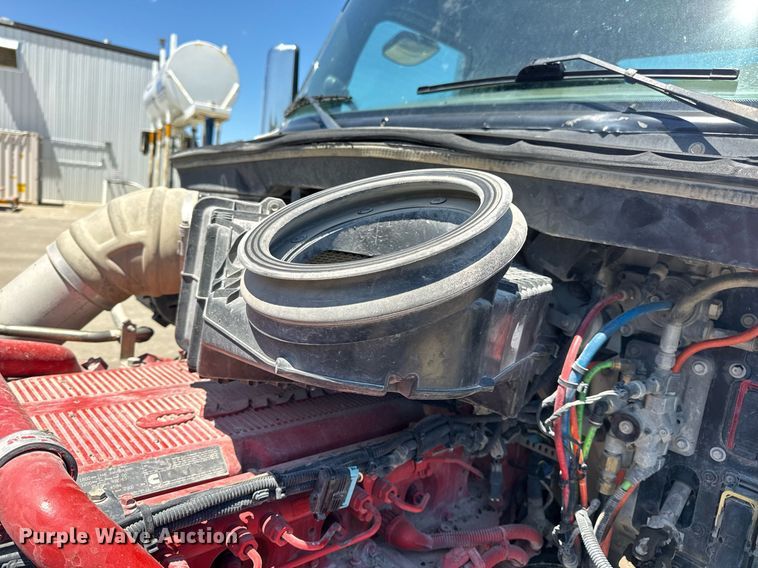 image for item DV4060 2016 Peterbilt 567 semi truck