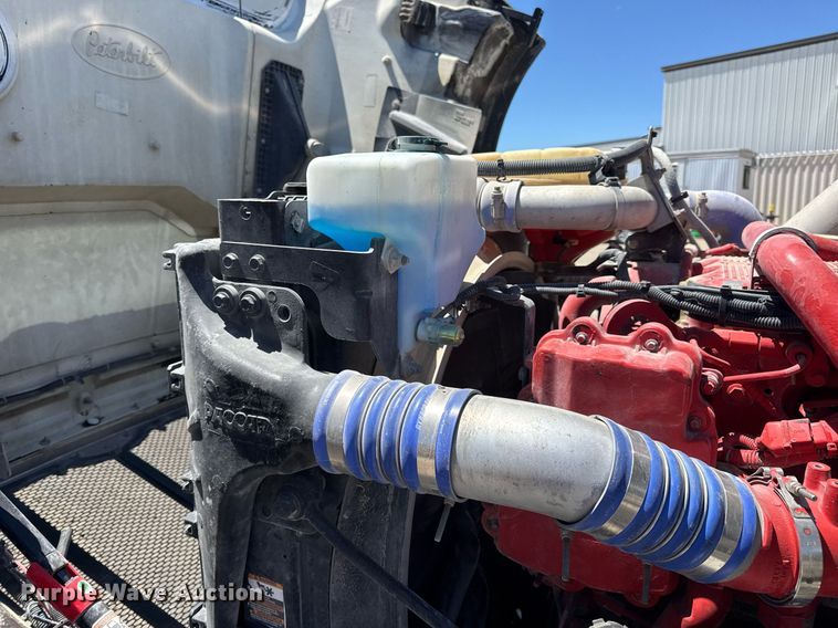 image for item DV4060 2016 Peterbilt 567 semi truck