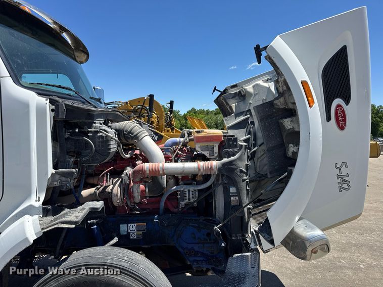 image for item DV4060 2016 Peterbilt 567 semi truck