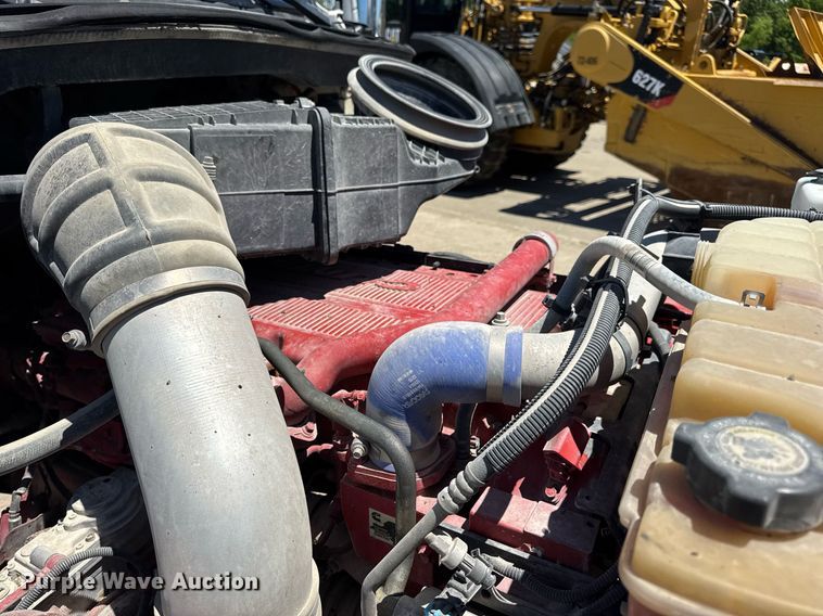 image for item DV4060 2016 Peterbilt 567 semi truck