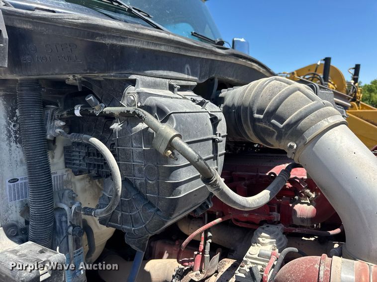 image for item DV4060 2016 Peterbilt 567 semi truck