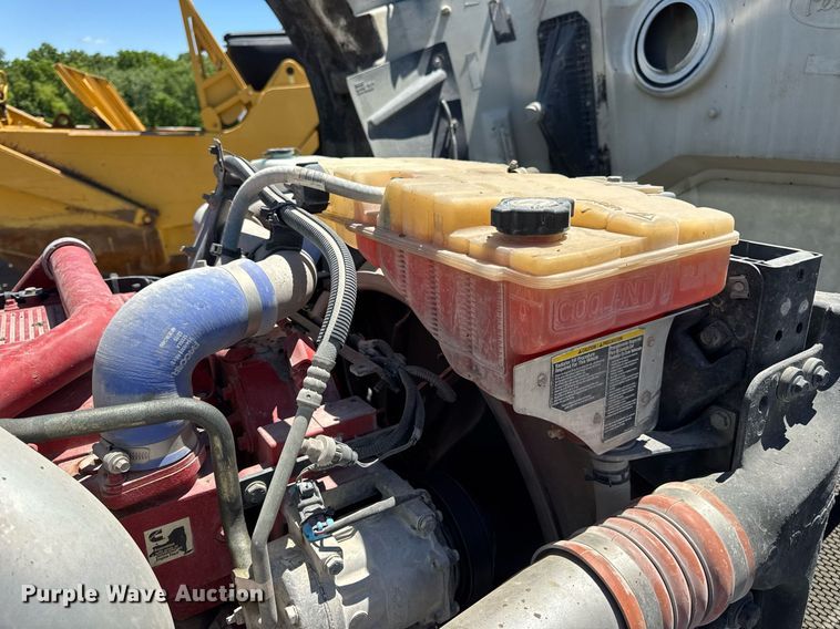 image for item DV4060 2016 Peterbilt 567 semi truck