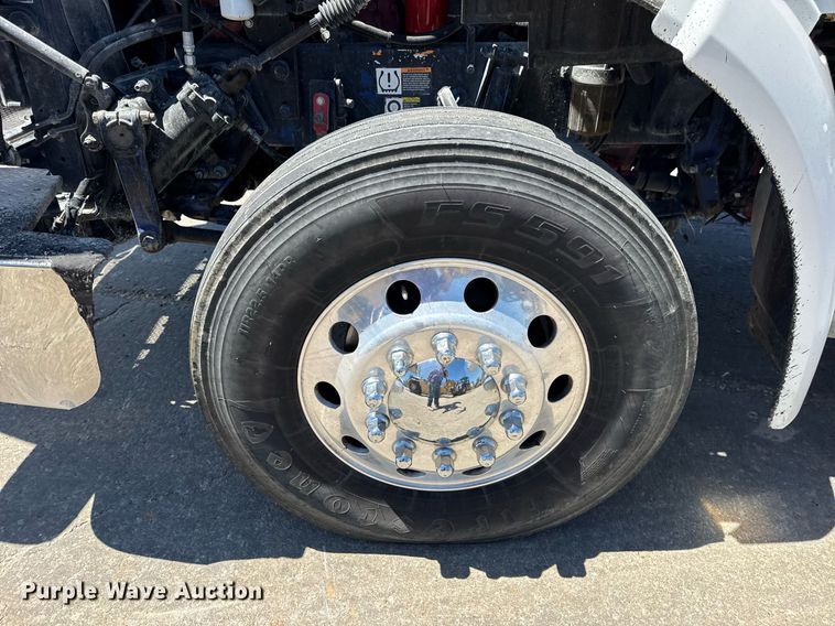 image for item DV4060 2016 Peterbilt 567 semi truck