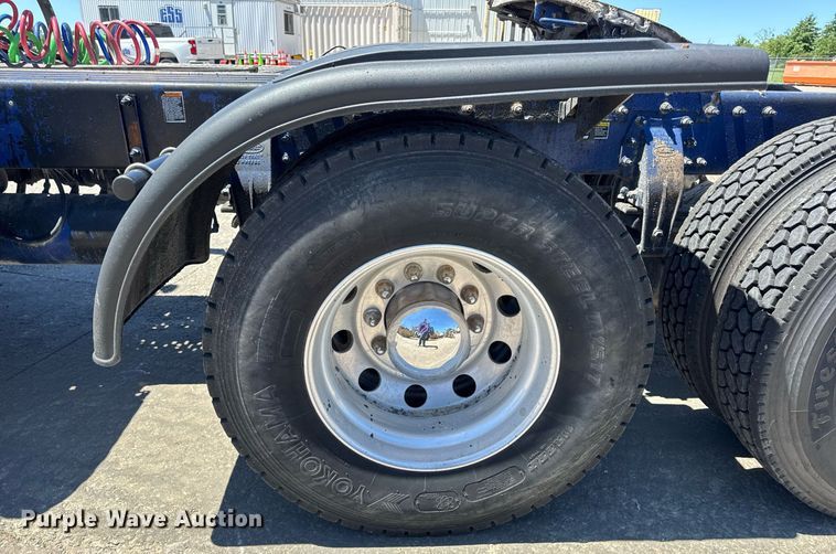 image for item DV4060 2016 Peterbilt 567 semi truck