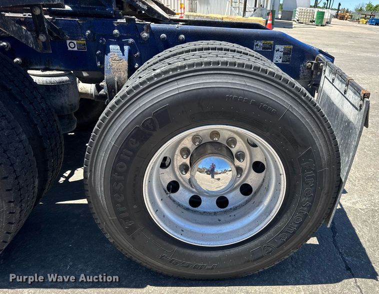 image for item DV4060 2016 Peterbilt 567 semi truck