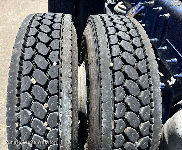 image for item DV4060 2016 Peterbilt 567 semi truck