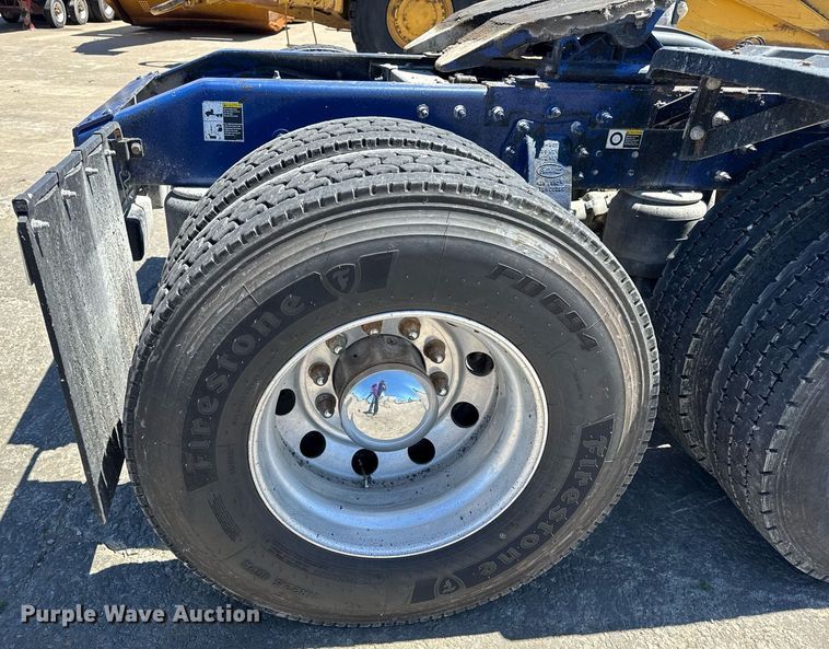 image for item DV4060 2016 Peterbilt 567 semi truck