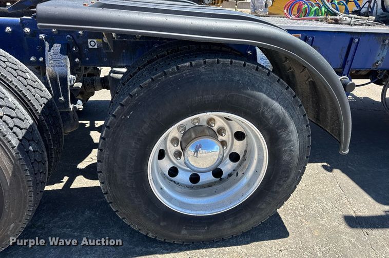 image for item DV4060 2016 Peterbilt 567 semi truck