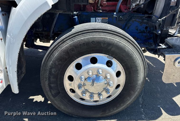 image for item DV4060 2016 Peterbilt 567 semi truck