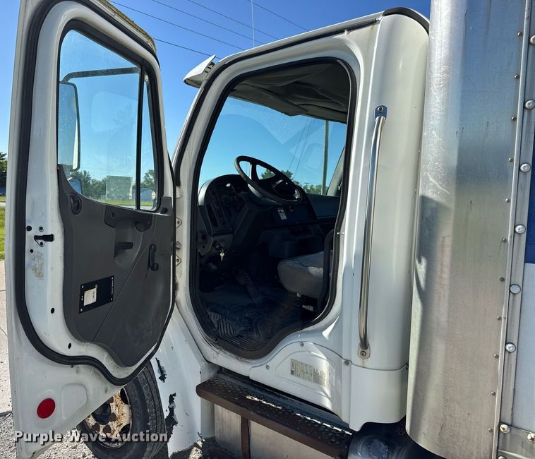 image for item DV4061 2006 Freightliner Business Class M2 box truck