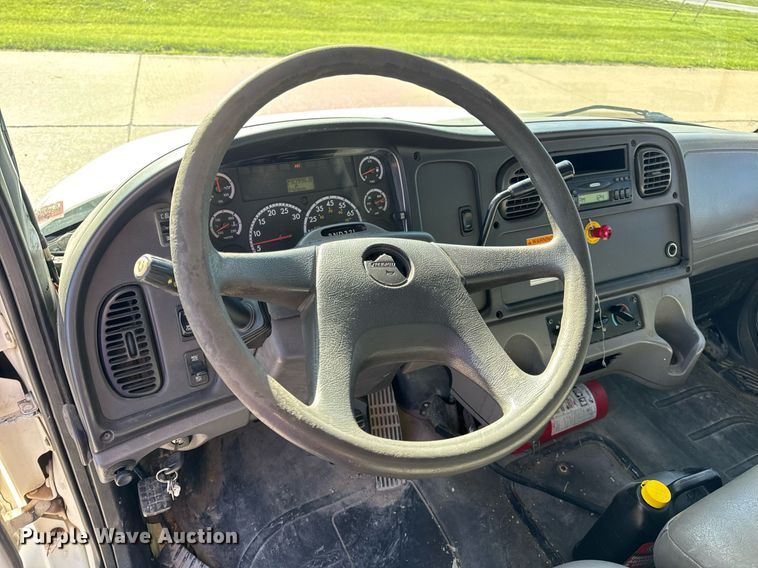 image for item DV4061 2006 Freightliner Business Class M2 box truck