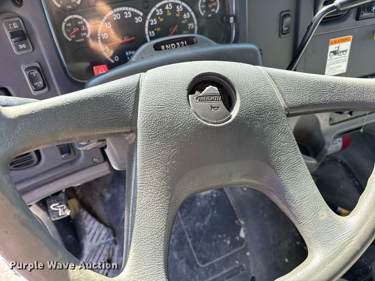 image for item DV4061 2006 Freightliner Business Class M2 box truck