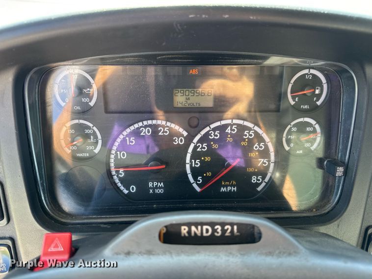 image for item DV4061 2006 Freightliner Business Class M2 box truck