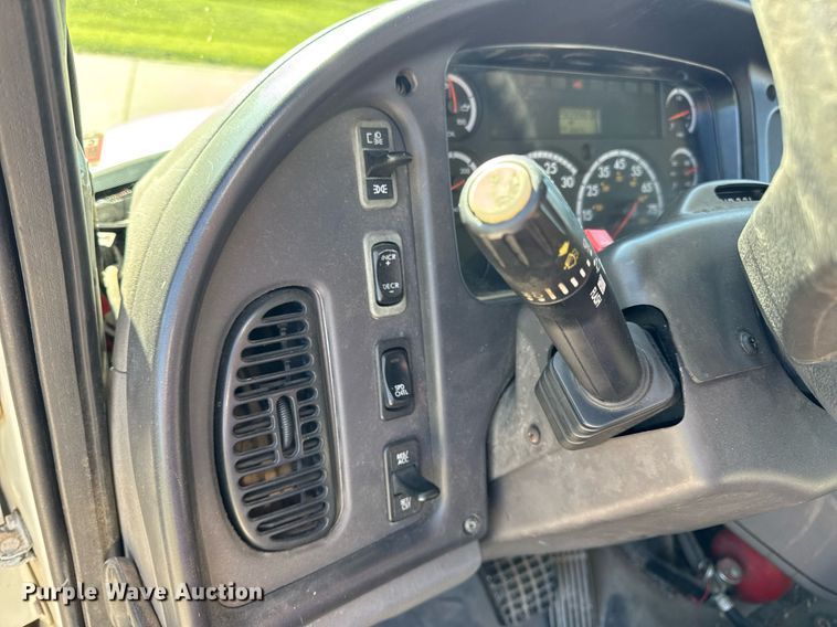 image for item DV4061 2006 Freightliner Business Class M2 box truck