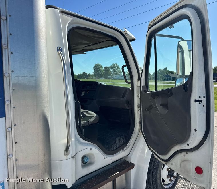 image for item DV4061 2006 Freightliner Business Class M2 box truck