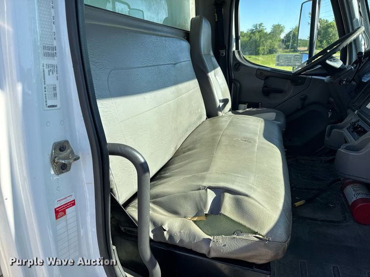 image for item DV4061 2006 Freightliner Business Class M2 box truck