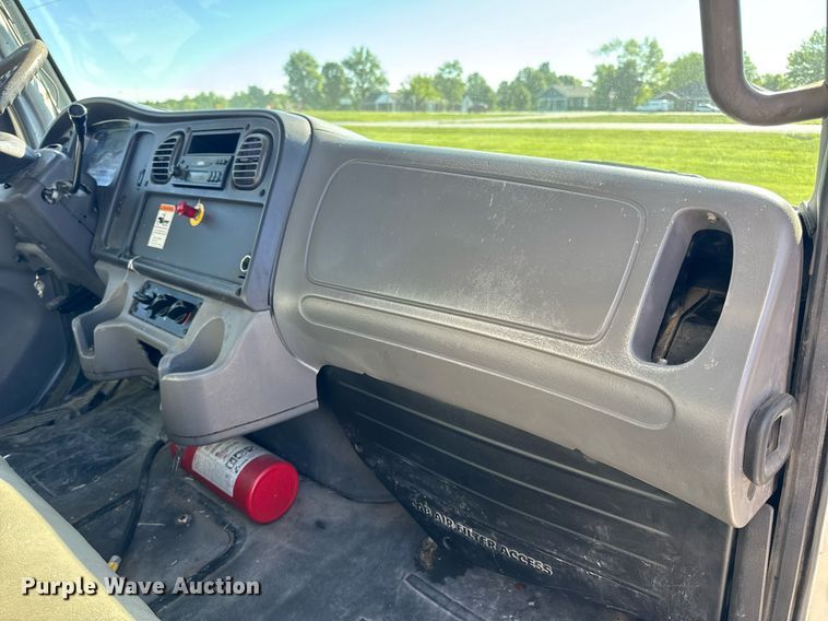 image for item DV4061 2006 Freightliner Business Class M2 box truck