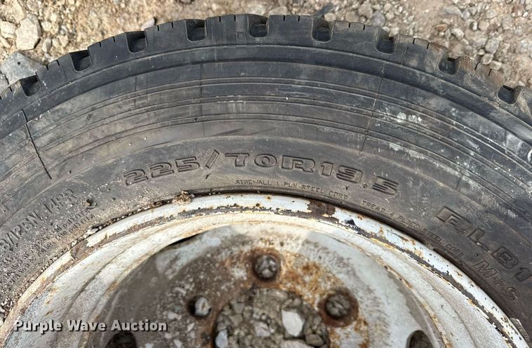 image for item DV4073 (10) 225/70R19.5 tires